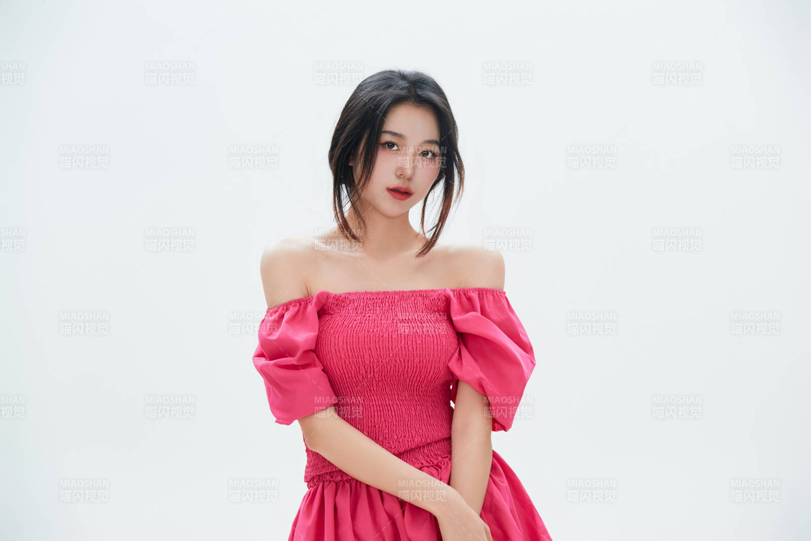 白色背景里的中国女性大学生图片