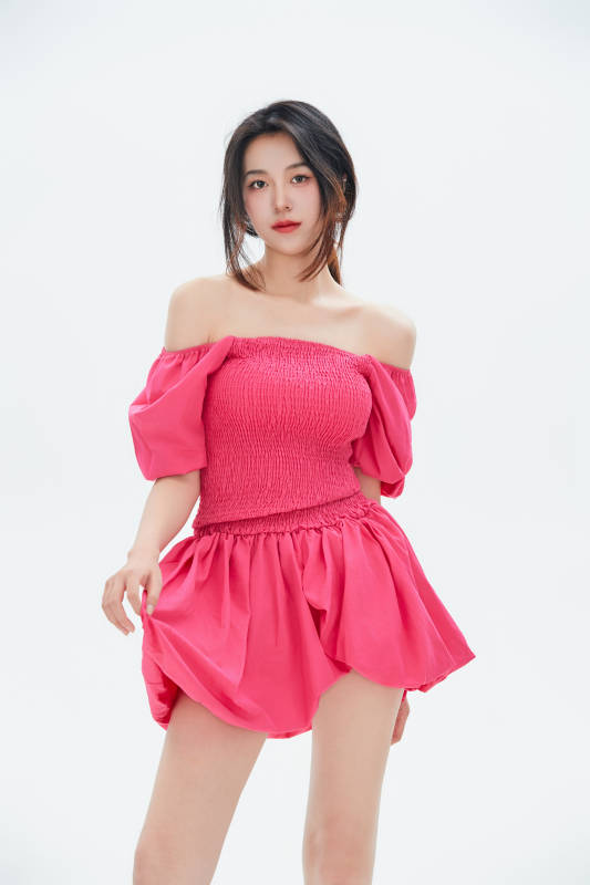 白色背景里的中国女性大学生图片