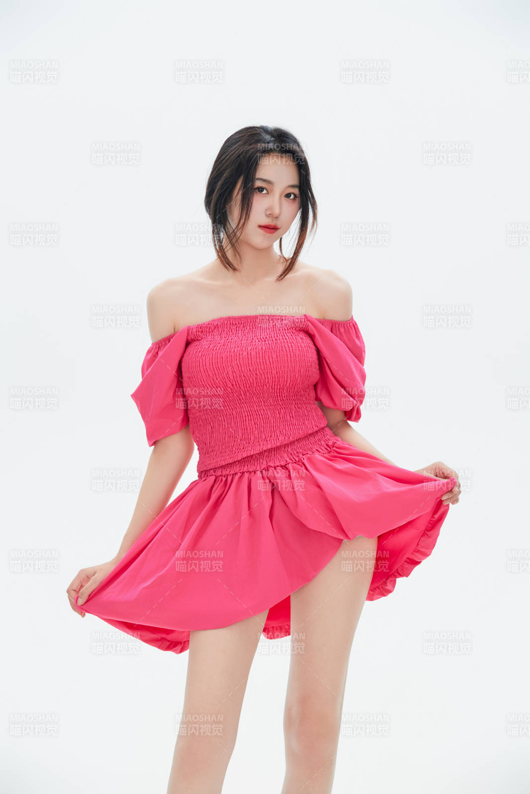 白色背景里的中国女性大学生图片