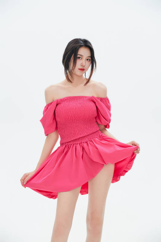 白色背景里的中国女性大学生图片