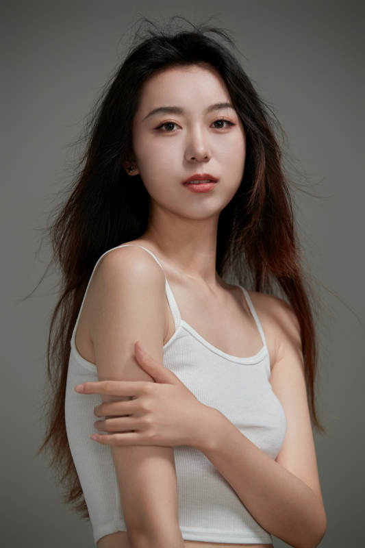 年轻活力亚洲年轻女性形象图片