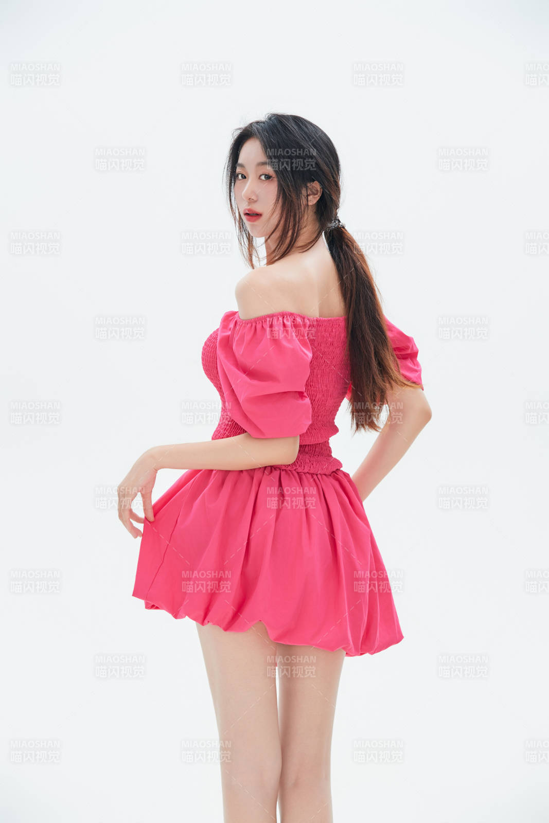 白色背景里的中国女性大学生图片