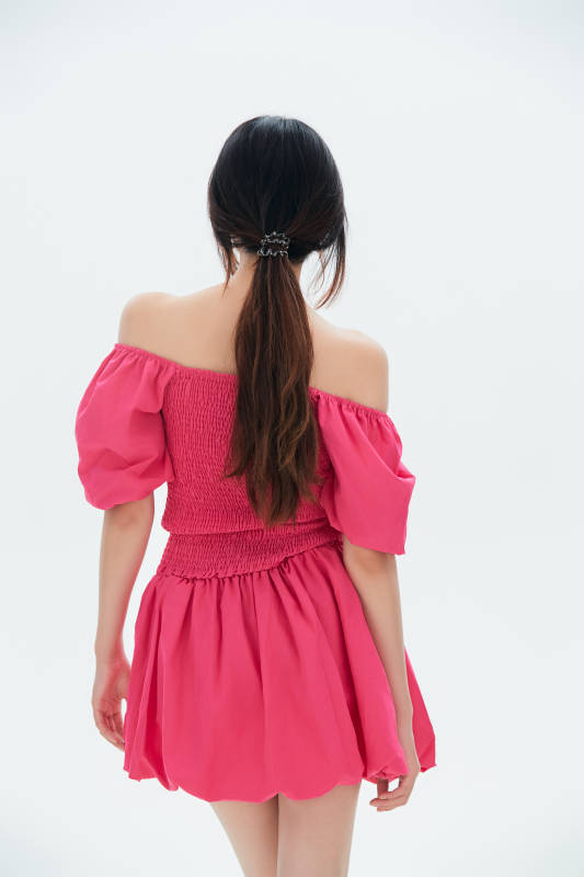 白色背景里的中国女性大学生图片