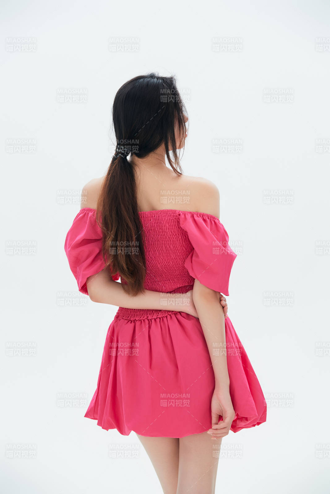 白色背景里的中国女性大学生图片