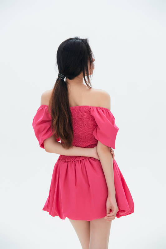 白色背景里的中国女性大学生图片