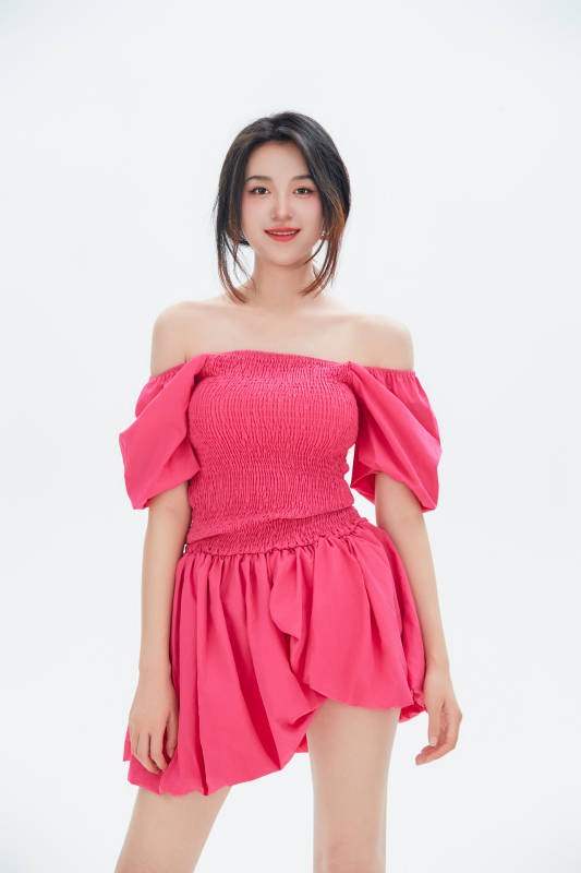 白色背景里的中国女性大学生图片