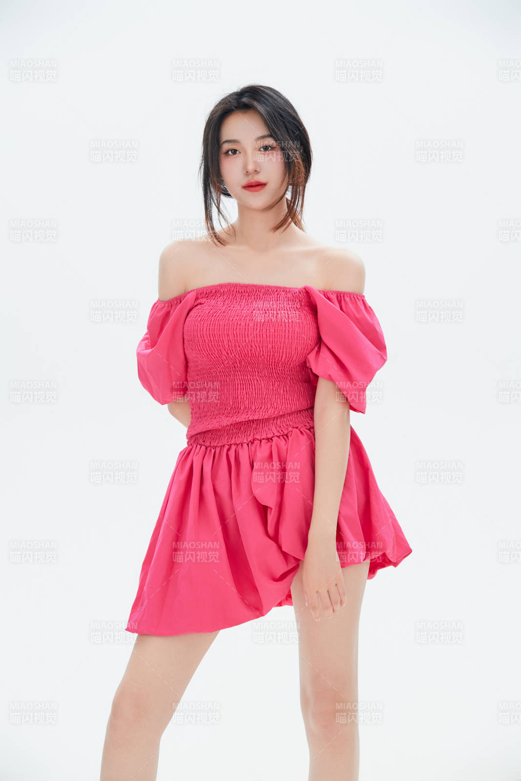 白色背景里的中国女性大学生图片