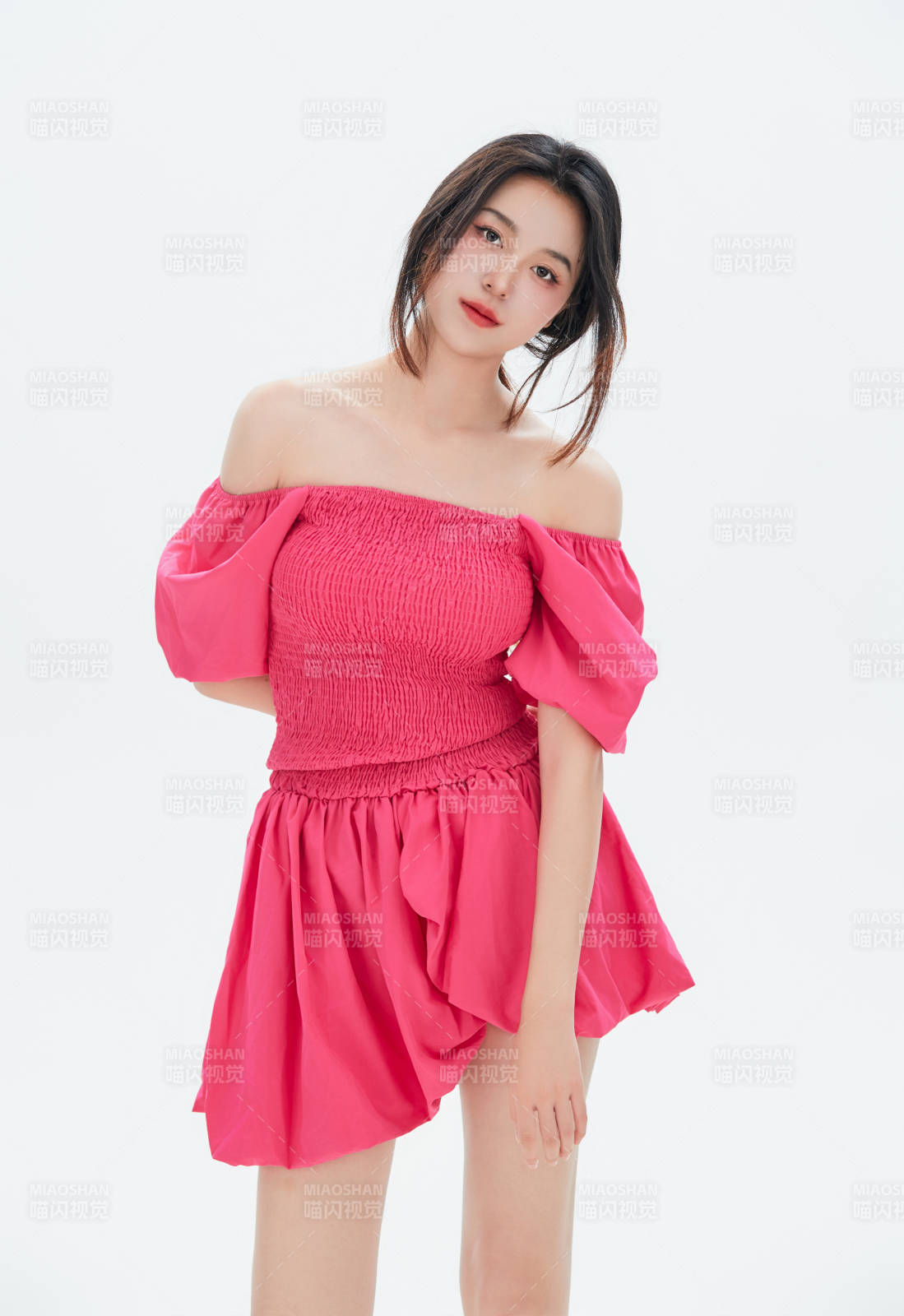 白色背景里的中国女性大学生图片