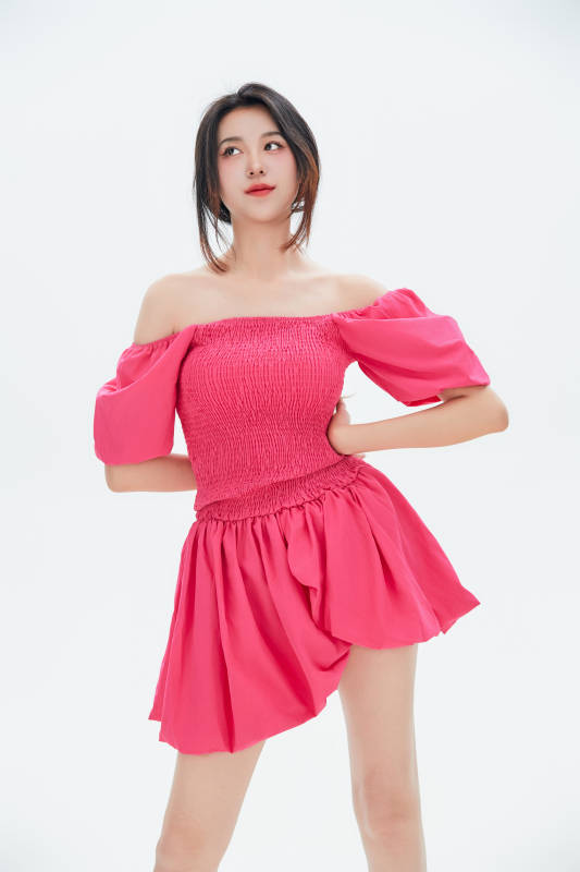 白色背景里的中国女性大学生图片