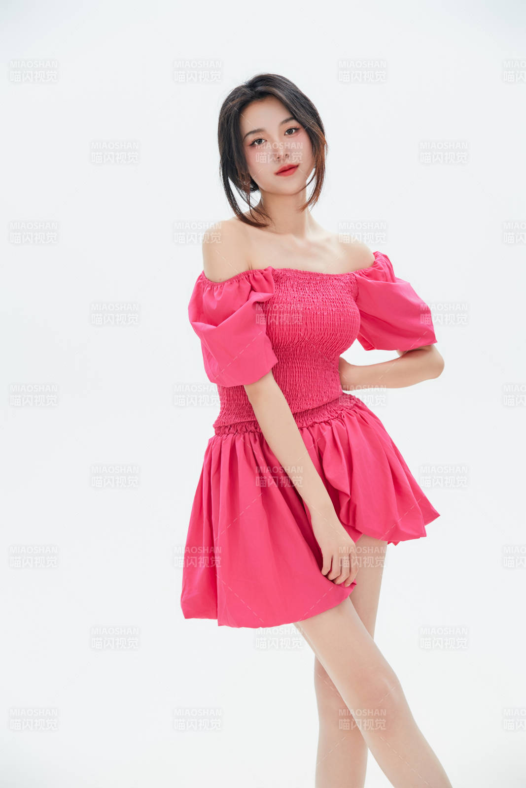 白色背景里的中国女性大学生图片