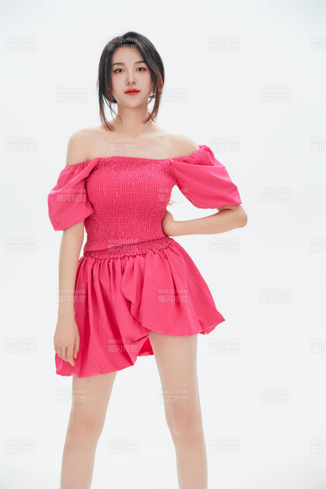 白色背景里的中国女性大学生图片