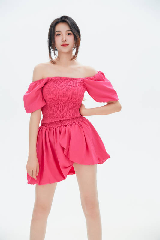 白色背景里的中国女性大学生图片