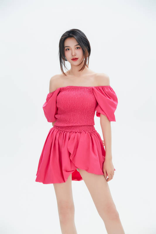 白色背景里的中国女性大学生图片