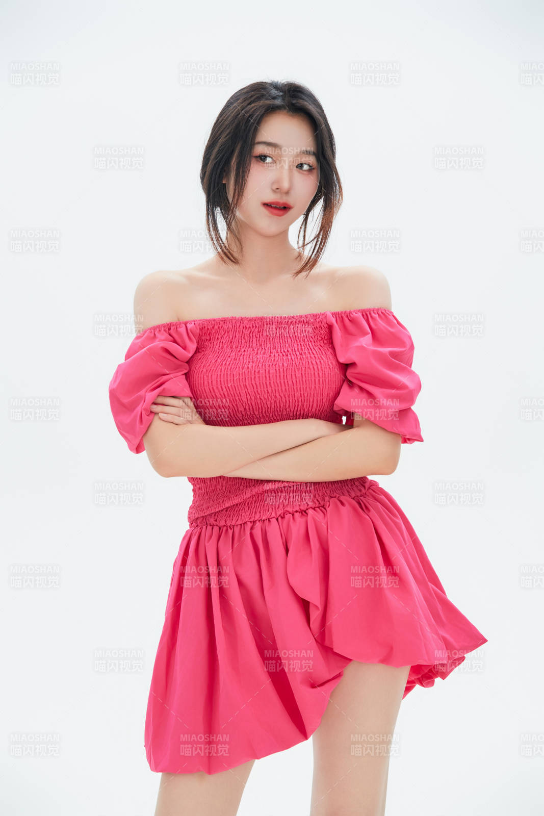 白色背景里的中国女性大学生图片