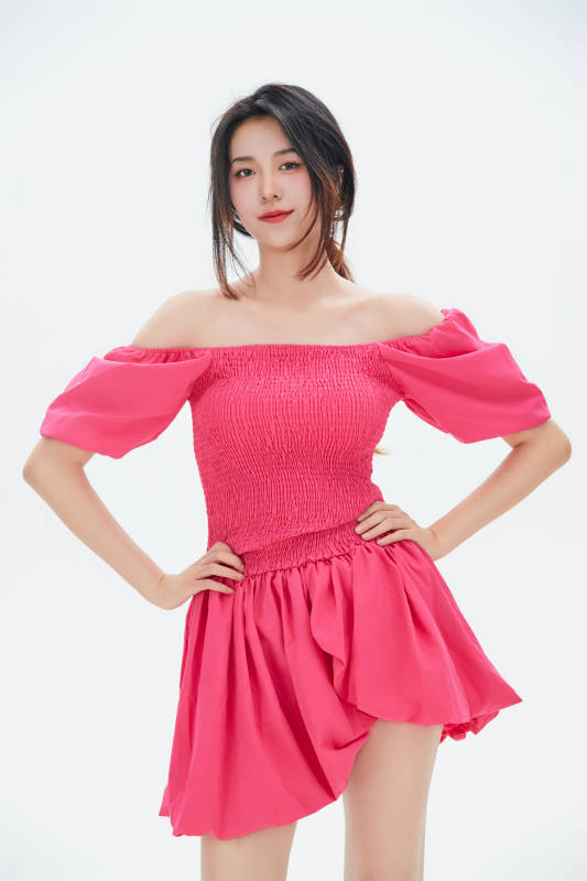 白色背景里的中国女性大学生图片