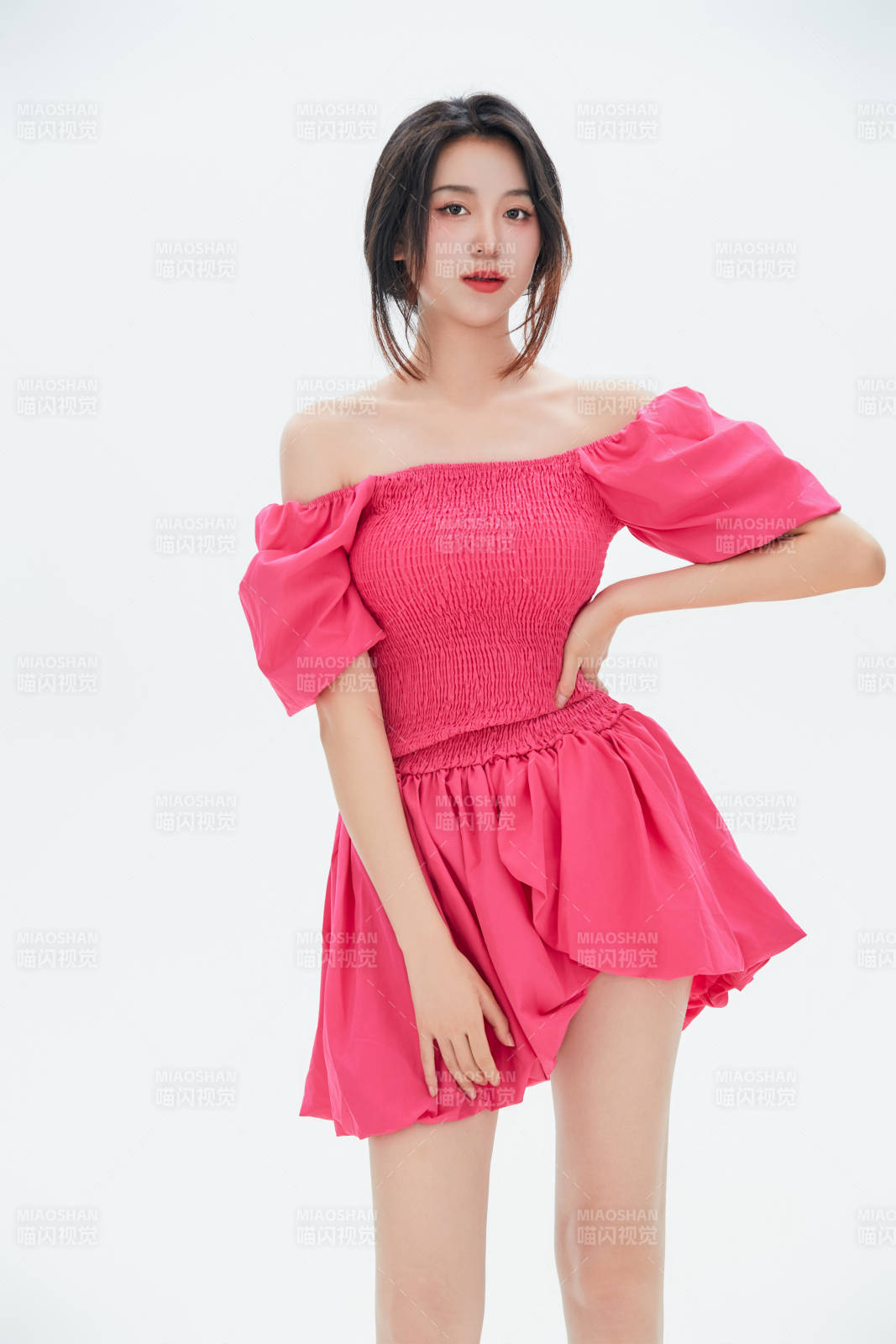 白色背景里的中国女性大学生图片