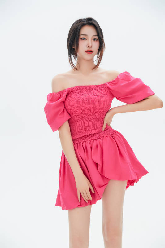 白色背景里的中国女性大学生图片