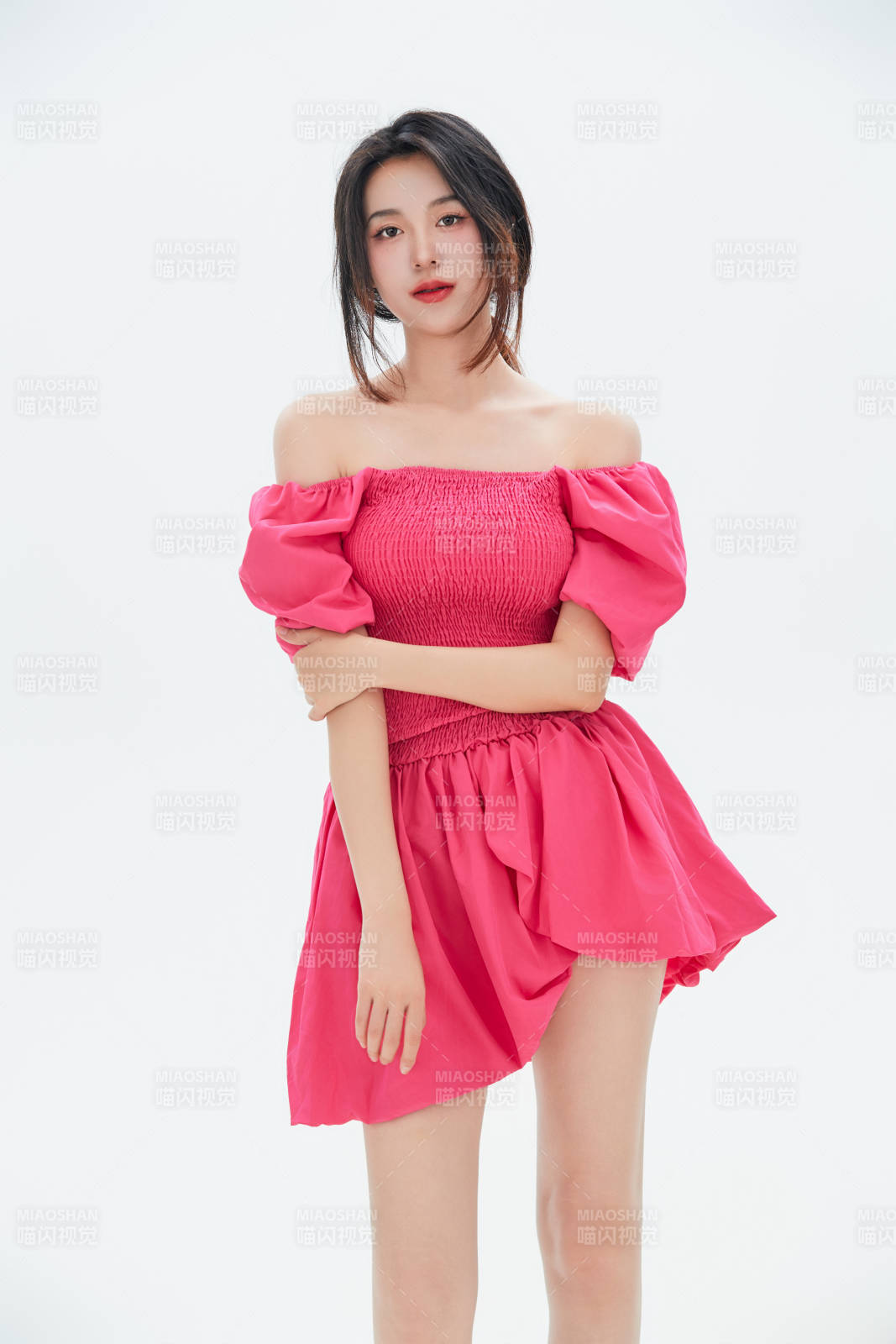 白色背景里的中国女性大学生图片