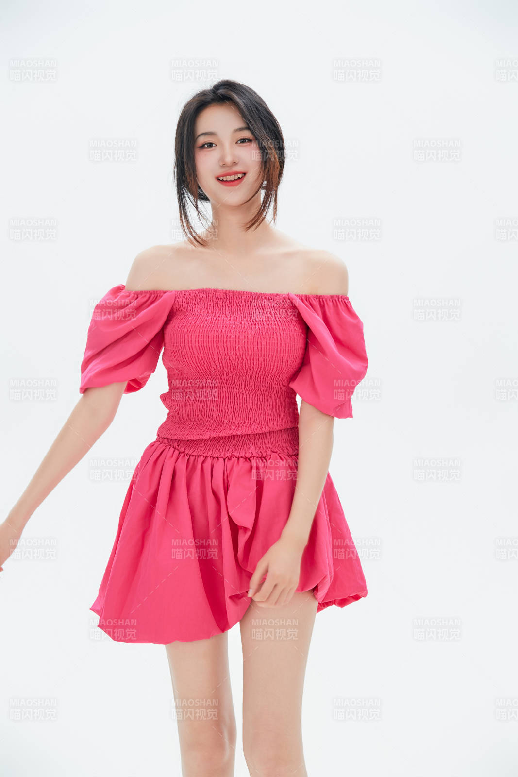 白色背景里的中国女性大学生图片