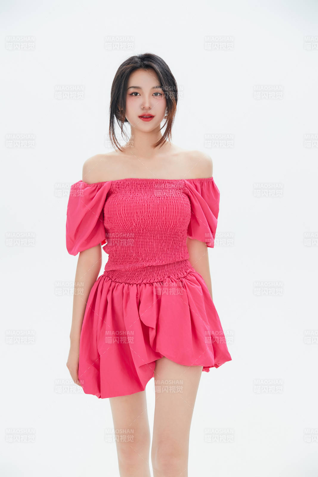 白色背景里的中国女性大学生图片