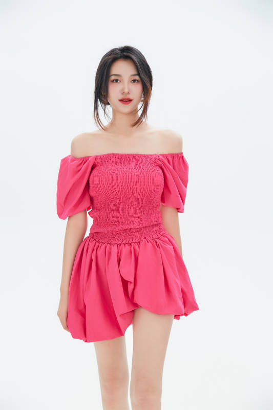 白色背景里的中国女性大学生图片