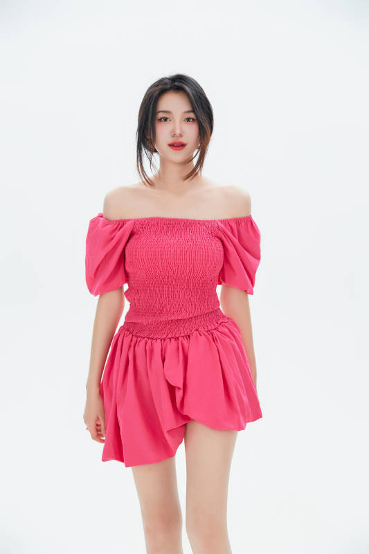 白色背景里的中国女性大学生图片