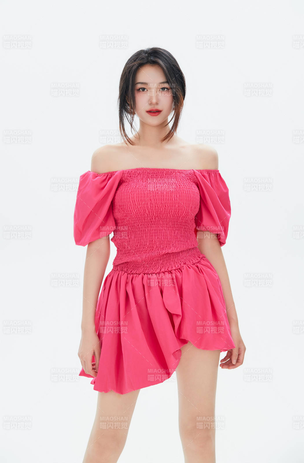 白色背景里的中国女性大学生图片