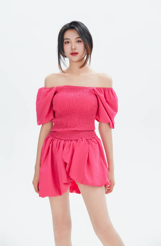 白色背景里的中国女性大学生图片