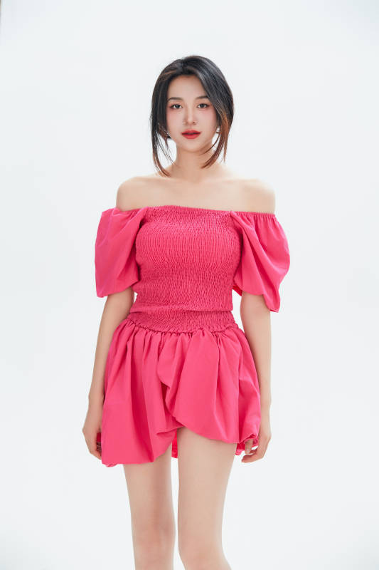 白色背景里的中国女性大学生图片