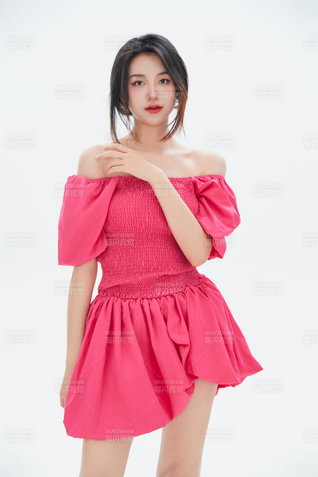 白色背景里的中国女性大学生图片