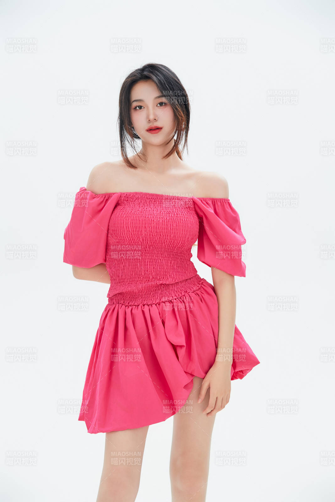 白色背景里的中国女性大学生图片