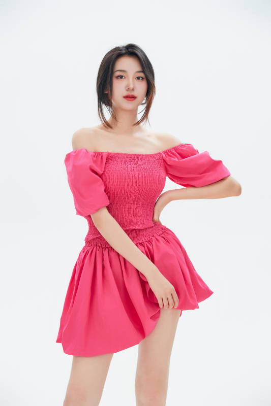 白色背景里的中国女性大学生图片