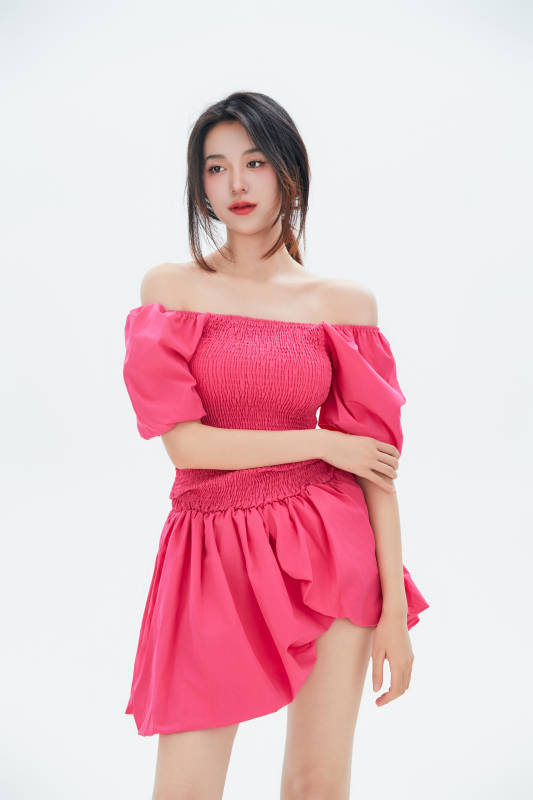 白色背景里的中国女性大学生图片