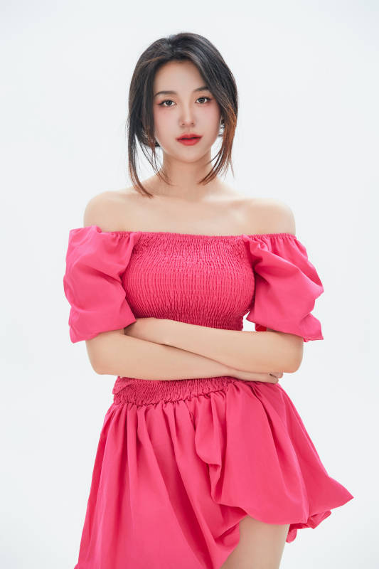 白色背景里的中国女性大学生图片