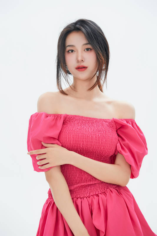 白色背景里的中国女性大学生图片