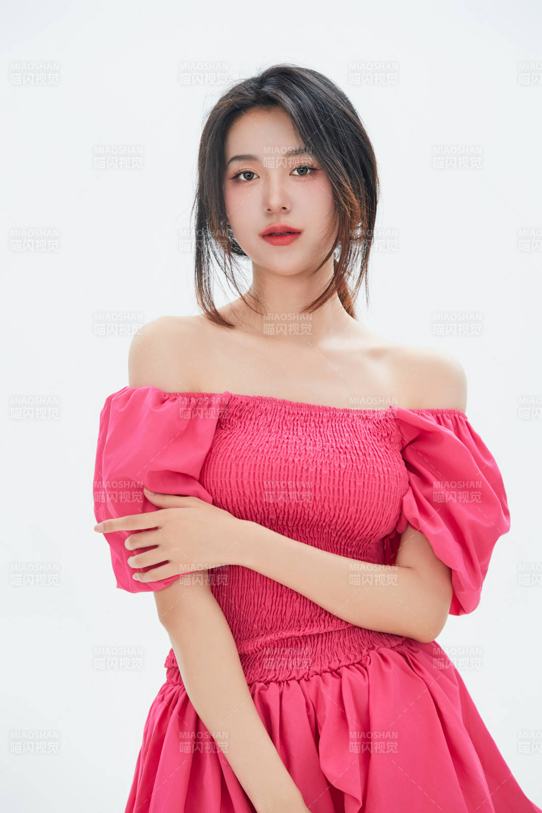 白色背景里的中国女性大学生图片