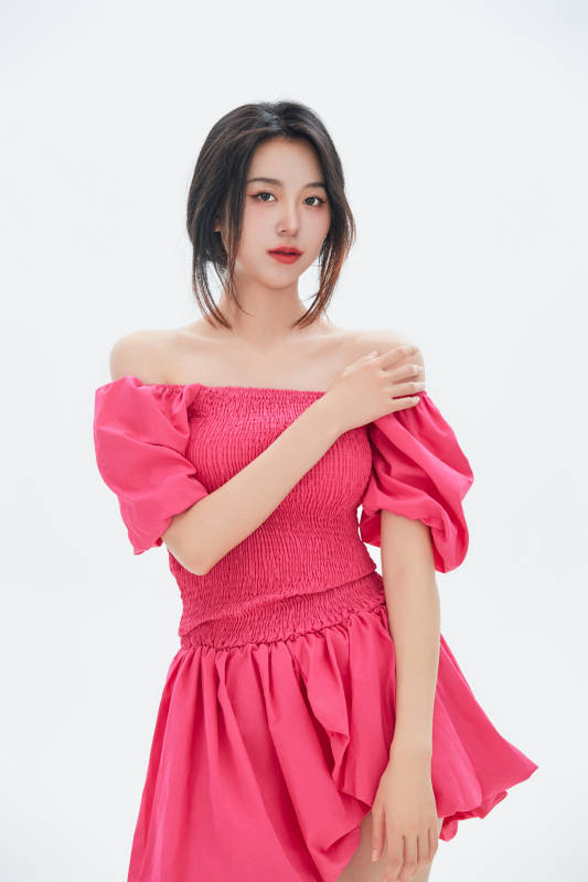 白色背景里的中国女性大学生图片