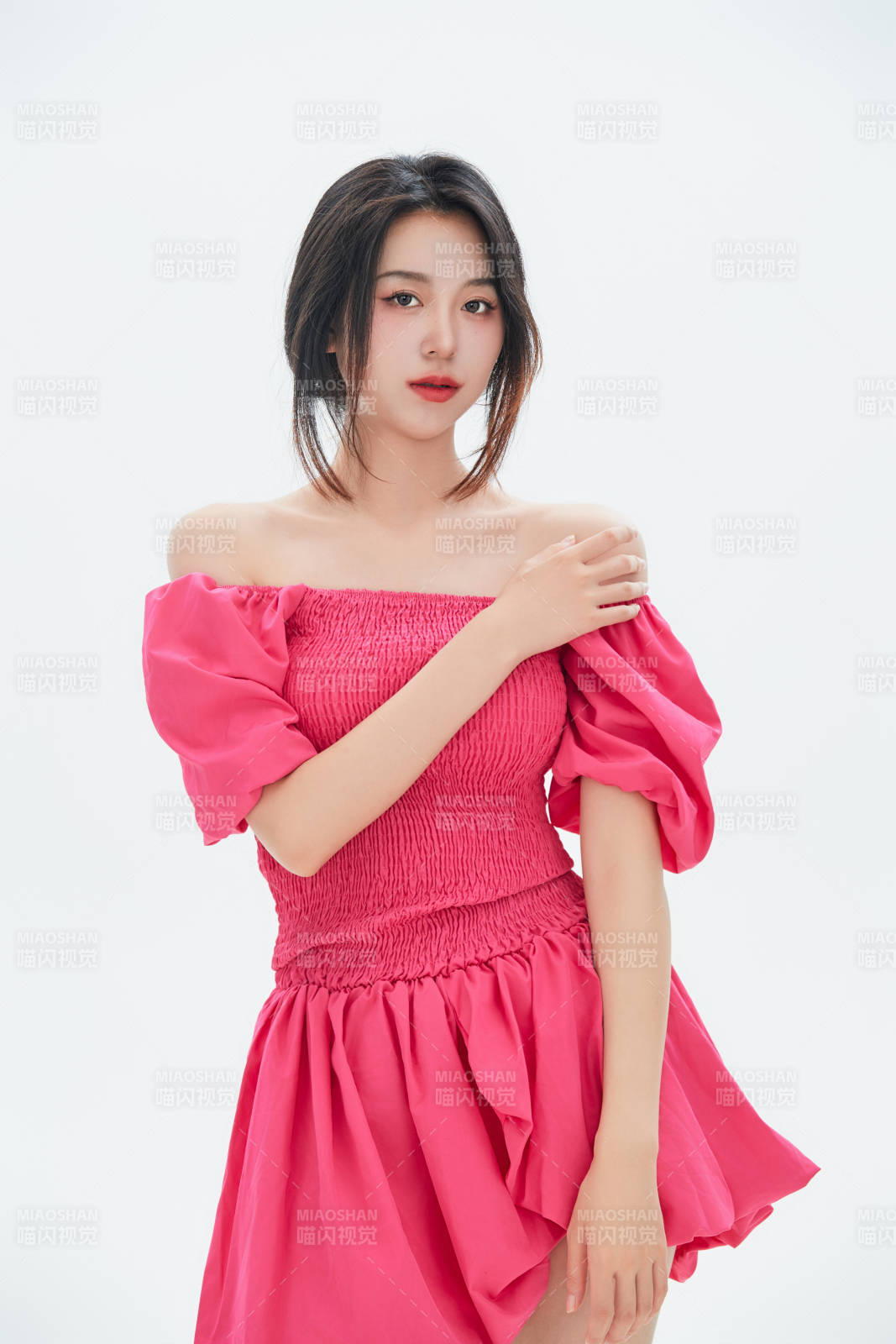 白色背景里的中国女性大学生图片