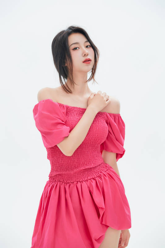 白色背景里的中国女性大学生图片