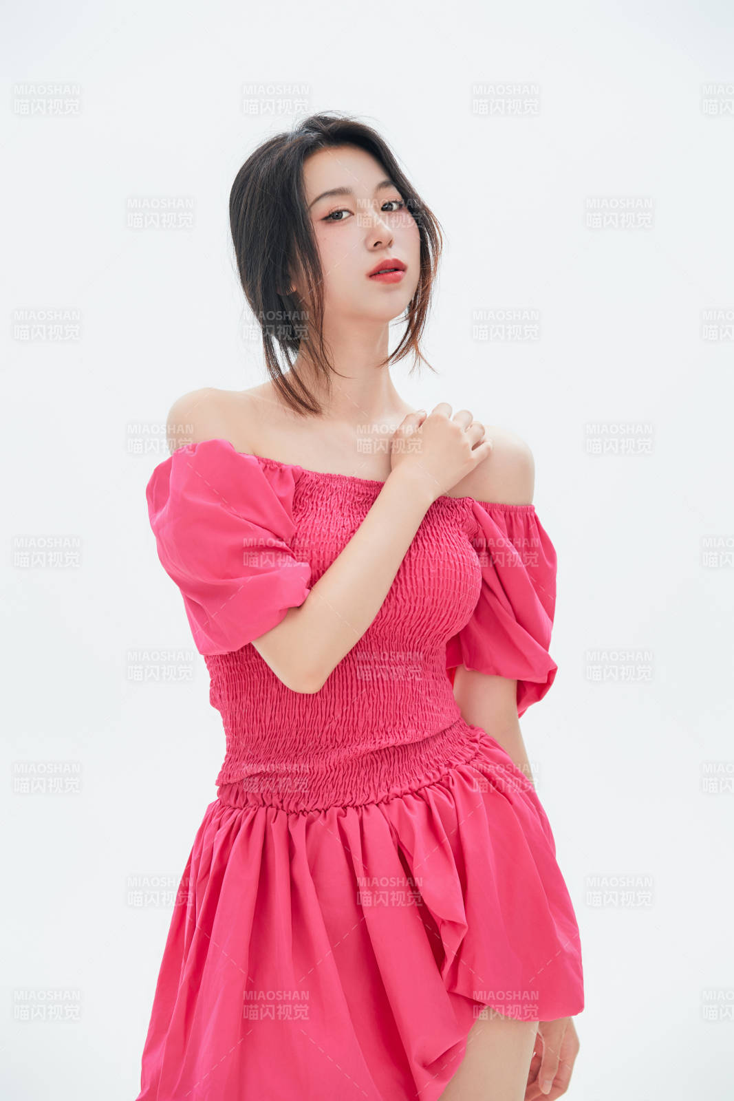 白色背景里的中国女性大学生图片