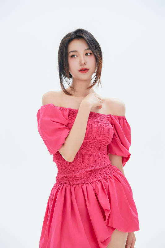 白色背景里的中国女性大学生图片