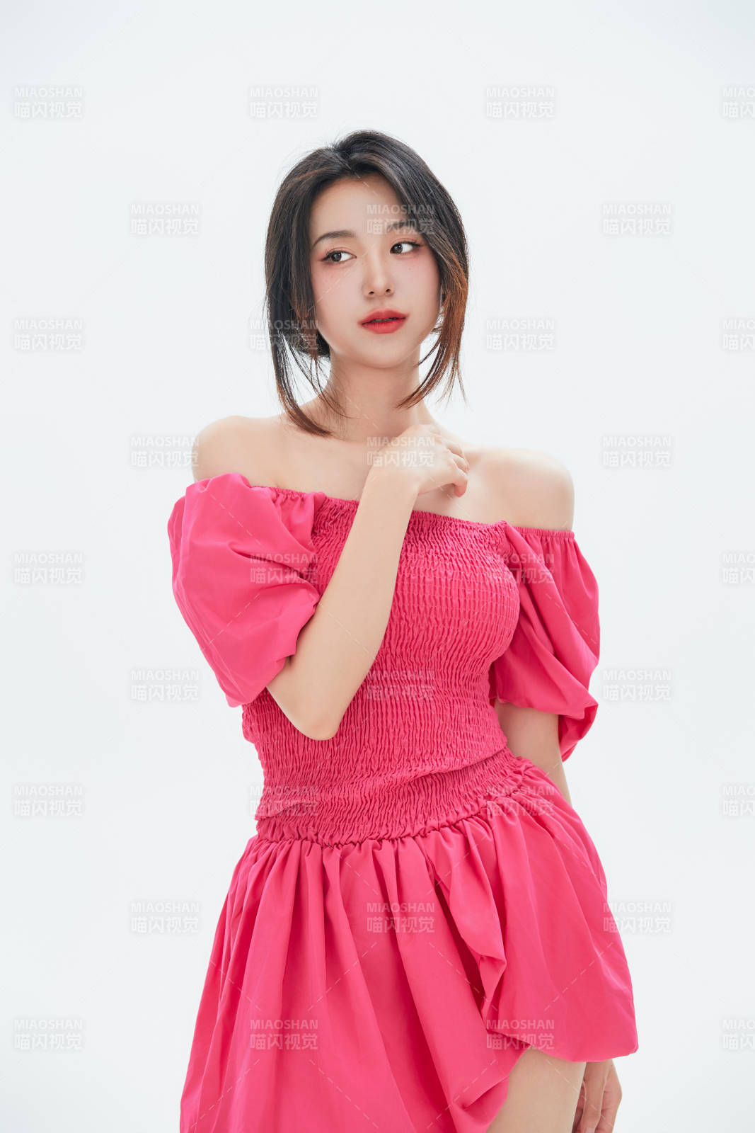 白色背景里的中国女性大学生图片