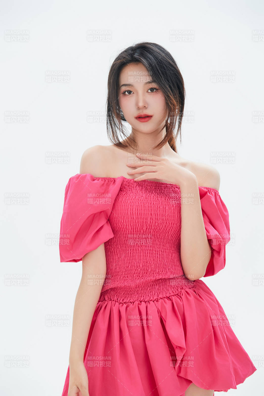 白色背景里的中国女性大学生图片