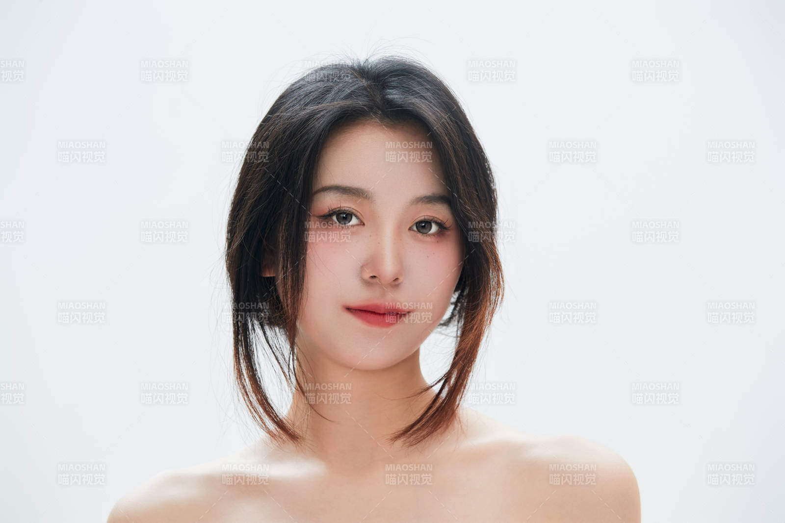 白色背景里的中国女性大学生图片