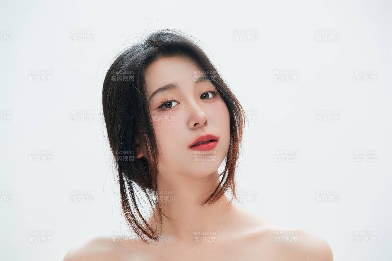 白色背景里的中国女性大学生图片