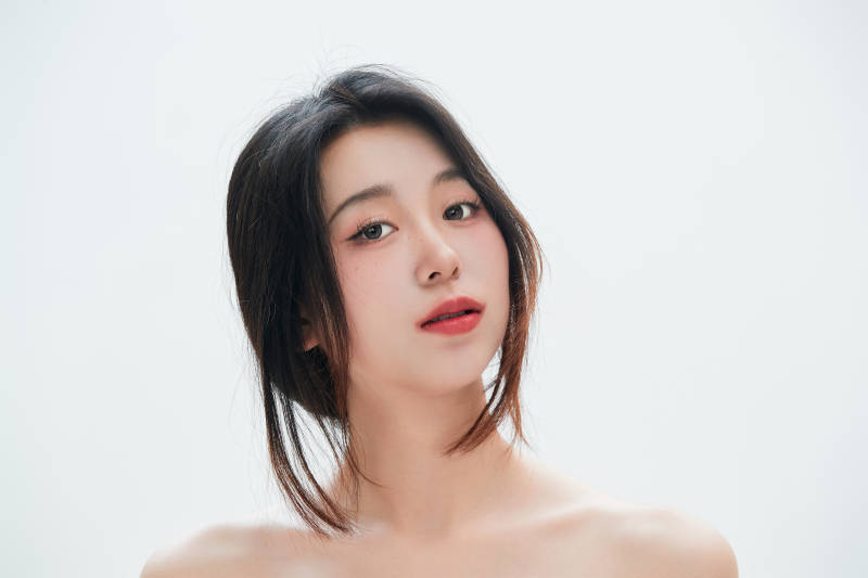 白色背景里的中国女性大学生图片