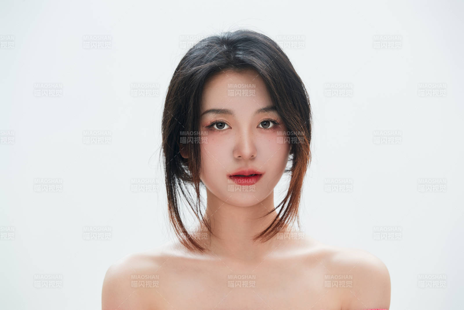 白色背景里的中国女性大学生图片