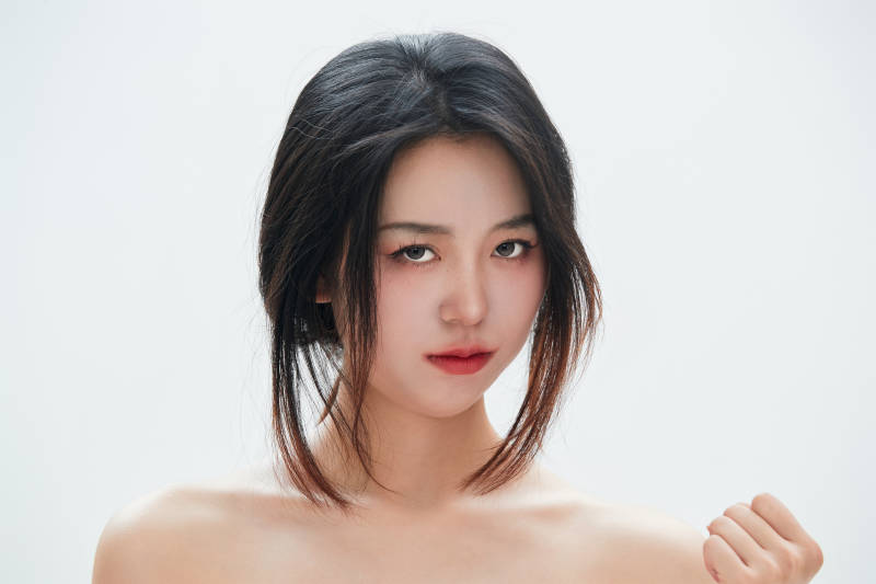 白色背景里的中国女性大学生图片