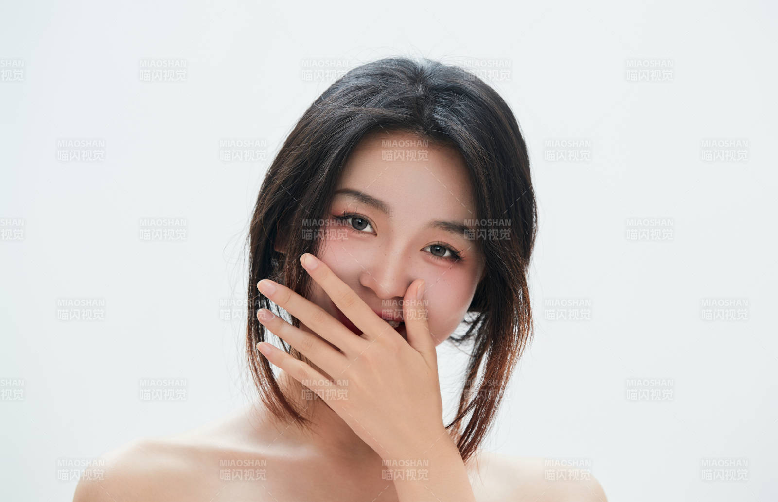 白色背景里的中国女性大学生图片