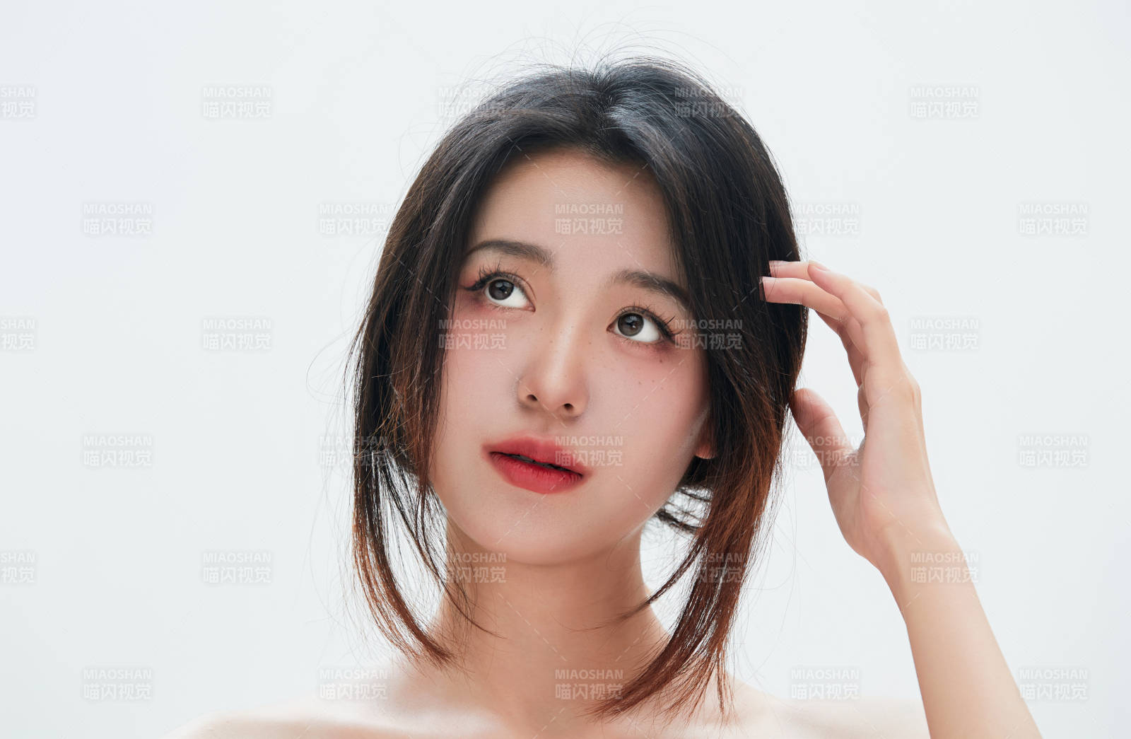 白色背景里的中国女性大学生图片